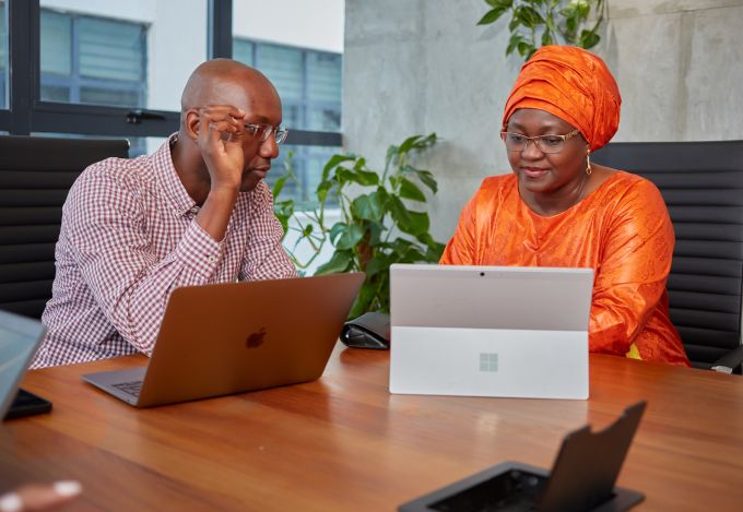 Avec qui nous travaillons Avec qui nous travaillons